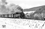 Die heute beim Öchsle eingesetzte 99 1788 mit dem P 14269 in Höhe der Ortschaft Obercarsdorf auf dem Weg zum Kurort Kipsdorf. Die Trasse war erst 1924 in Betrieb genommen worden, zuvor verlief die Bahn in Seitenlage der Reichsstraße.  (11.04.1977) <i>Foto: Johannes Glöckner</i>