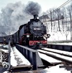 99 1788 mit P 14265 auf der Brücke über die Rote Weißeritz kurz vor dem Bahnhof Obercarsdorf. (11.04.1977) <i>Foto: Johannes Glöckner</i>