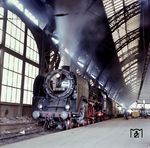01 2137 steht in Dresden Hbf vor D 924 nach Rostock, den die Lok bis Berlin Ostbahnhof bespannen wird. (08.04.1977) <i>Foto: Johannes Glöckner</i>