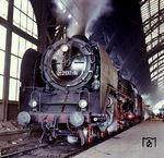 01 2137 (Bw Dresden-Altstadt) vor D 924 nach Rostock in Dresden Hbf. Zum Fahrplanwechsel am 24. September 1977 endete auf der Strecke von Dresden nach Berlin der planmäßige Schnellzugdienst mit Dampf. Den letzten dampfgeführten D 924 bespannte damals 01 2207. (08.04.1977) <i>Foto: Johannes Glöckner</i>