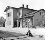Das Empfangsgebäude von Köflach an der Graz–Köflacher Eisenbahn (seit 2007 Schnellbahnlinie S7) ist gleichzeitig auch Ausgangspunkt mehrerer Autobuslinien. (11.10.1970) <i>Foto: Dieter Kempf</i>