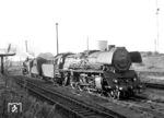 03 1080 (Bw Stralsund) mit Rekokessel (Abnahme RAW Meiningen 21.05.1959), aber noch kohlegefeuert im Bw Stralsund. Die Ölfeuerung erhielt sie erst am 18.02.1970. Dahinter steht 52 4908, ausgerüstet mit einem Steifrahmentender. (04.07.1968) <i>Foto: Will A. Reed</i>