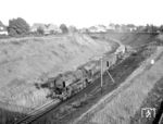 Blick von der Feldstraße auf die mit einem Güterzug von Rügen nach Stralsund einfahrende 52 2474. (04.07.1968) <i>Foto: Will A. Reed</i>