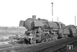 52 4908 mit Steifrahmentender (Inbetriebnahme am 28.10.1943 bei der RBD Breslau) im Bw Stralsund. Dahinter steht die damals noch kohlegefeuerte 03 1080. (04.07.1968) <i>Foto: Will A. Reed</i>