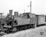 Im Jahr 1921 gaben die Kleinbahnen des Kreises Jerichow I bei Orenstein&Koppel zwei Dn2-Tenderlokomotiven in Auftrag, um den verschlissenen Lokomotivpark zu ersetzen. 1922 wurden die Lokomotiven als Nummer 11 und 12 in Dienst gestellt. Die zweite und dritte Kuppelachse waren nach dem System „Gölsdorf“ um 15 mm seitenverschiebbar, sodass sie einen sehr guten Bogenlauf hatten. Weil der Wasservorrat mit 3 Kubikmetern recht bescheiden ausgefallen war, wurden die Loks zusätzlich mit einer Pulsometeranlage ausgerüstet, durch die Wasser aus Bächen oder Brunnen gesaugt werden konnte. Nach dem Krieg wurden die Maschinen von der DR übernommen. Die Nummer 11 erhielt die neue Betriebsnummer 99 4642, Lok 12 die Nummer 99 4643. 1971 ausgemustert, war 99 4643 noch bis zu ihrer Zerlegung als Heizlok im VEB Fischkombinat BT Bannewitz tätig. (05.07.1968) <i>Foto: Will A. Reed</i>