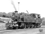 An gleicher Stelle im Bw Putbus wie 99 4801 wurde auch ihre Schwesterlok 99 4802 angetroffen. Sie wurde am 05.04.1939 als Lok 21 bei den Kleinbahnen des Kreises Jerichow I in Dienst gestellt. Nach Verstaatlichung der Bahn im Jahr 1949 erhielt sie von der DR die Betriebsnummer 99 4802. Auch sie steht auf der Rügenschen Bäderbahn (RüBB) heute noch unter Dampf. (05.07.1968) <i>Foto: Will A. Reed</i>