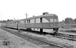 182 004 wurde am 06.10.1938 als SVT 137 278 (Bauart "Köln") beim Bw Berlin-Anhalter Bf in Dienst gestellt. Den Fahrgästen wurden 102 gepolsterte Sitzplätze der 2. Klasse angeboten, die in 6er-Abteilen zusammengefasst waren. 30 weitere Sitzplätze enthielt der Speiseraum. Die Bauart "Köln" war die größte gebaute Serie von Schnelltriebwagen bei der DRG mit 14 Stück. Bei der DR verblieben lediglich zwei Züge. Anfang der 1970er Jahre erhielten die Fahrzeuge die neue Bezeichnung 182.0, wobei immer ein Endwagen und der Mittelwagen durchnummeriert wurden und der zweite Endwagen eine 500er-Nummer bekam. 182 004 wurde am 20.05.1981 beim Bw Berlin-Karlshorst ausgemustert. (06.10.1975) <i>Foto: Manfred Elster</i>