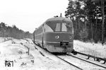 SVT 137 231 auf der eingleisigen, mit seitlicher Stromschiene elektrifizierten Hauptbahn in Brandenburg. Sie zweigt im Bahnhof Strausberg von der Hauptbahn Berlin–Kostrzyn ab und führt nach Strausberg Nord. Der Bau der Stichstrecke wurde erforderlich, weil die Kasernierte Volkspolizei, aus der ab 1956 die Nationale Volksarmee hervorging, im Juni 1954 ihren Sitz von Berlin-Adlershof nach Strausberg verlegte, da Berlin auf Grund des Viermächtestatus zur entmilitarisierten Zone erklärt worden war.  (02.1968) <i>Foto: Manfred Elster</i>