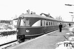 SVT 137 231 (Bw Berlin-Karlshorst) im S-Bahnhof Strausberg Nord. 4 Wochen lang pendelte er wegen des Umbaus des Unterwerks Hegermühle zwischen Strausberg und Strausberg Nord und bot einen hochwertigen S-Bahn-Ersatzverkehr (SEV).  (02.1968) <i>Foto: Manfred Elster</i>