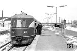 SVT 137 231 (Bauart "Hamburg") war am 15.10.1935 beim Bw Berlin-Anhalter Bahnhof in Dienst gestellt worden. Nach dem Krieg verblieb er bei der DB, und war dort als VT 04 106 maßgeblich in der sog. "Rheinblitz-Gruppe" unterwegs. Da seit Ende der 1950er Jahre genügend VT 08 als Ersatzfahrzeuge zur Verfügung standen, wurden er und zwei weitere VT 06 in die DDR verkauft. Dort erhielt VT 04 106 seine alte Betriebsnummer SVT 137 231 zurück, mit der er bis zur Umstellung auf das DR-EDV-System noch unterwegs war. Seit 1970 lief er bis zu seiner Ausmusterung im Jahr 1975 unter der Betriebsnummer 183 002. Das Bild zeigt diesen SVT im außergewöhnlichen SEV (S-Bahn-Ersatzverkehr) im S-Bahnhof Strausberg Nord. (02.1968) <i>Foto: Manfred Elster</i>