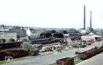 Der Bahnhof Wuppertal-Barmen war seit 1847 die zentrale Station für die Barmer Innenstadt an der alten BME-Strecke und hatte bis zur Gründung der Stadt Wuppertal anno 1929 sogar einen Hauptbahnhof-Status für das seinerzeit selbständige Barmen. Bis zum Zweiten Weltkrieg war Barmen ein wichtiger Halt für Fernzüge, auch wenn die wenigen Top-Fernschnellzüge nur in Elberfeld hielten. Nach den Zerstörungen im Zweiten Weltkrieg bestanden kurzfristig Pläne, den Bahnhof etwas weiter nach Osten zu verlegen, um eine bessere Verknüpfung - damals noch mit der am Clef abfahrenden Bergbahn zum Toelleturm - zu erzielen. Die Nähe von nur gut einem Kilometer zum östlichen Bahnhof Wt-Oberbarmen (bis 1930 Barmen-Rittershausen), wo wesentlich mehr Raum zur Verfügung stand und mehrere Nebenbahnlinien abzweigten, führte hingegen dazu, dass viele Fernzüge später im Wechsel mal in Barmen, mal in Oberbarmen anhielten. Heute hat der Bahnhof Barmen nur noch den Status einer Regionalstation. Das Bild zeigt den Bahnhof noch mit der alten Hallenkonstruktion, die im Zweiten Weltkrieg beschädigt und im Zuge der Elektrifizierung Anfang der 1960er Jahre abgerissen wurde. (04.1960) <i>Foto: Carl Bellingrodt</i>