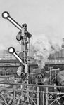 Blick von der Altmannbrücke am Hamburger Hauptbahnhof auf die dort ausfahrende 01 0503 vor D 401 nach Berlin.  (07.10.1972) <i>Foto: Dr. Thomas Obst</i>