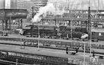01 0503 steht vor D 401 nach Berlin abfahrbereit in Hamburg Hbf. Die planmäßige Abfahrt des Zuges war um 8.10 Uhr über Büchen (8.50 - 8.54 Uhr), Ankunft in Berlin-Zoologischer Garten um 12.38 uhr.  (07.10.1972) <i>Foto: Dr. Thomas Obst</i>
