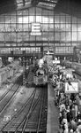 Eine Stunde nach D 401 traf D 405 von Hamburg-Altona (ab 8.43 Uhr) über Büchen - Schwerin - Nauen - Elsterwerda nach Dresden in Hamburg Hbf ein, der an diesem Tag bereits von vielen Fahrgästen erwartet wurde. Auf DDR-Gebiet lief er unter der Zugnummer D 263. (07.10.1972) <i>Foto: Dr. Thomas Obst</i>