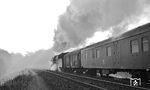 Mit Volldampf nach Berlin: 01 0502 vor D 401 im Sachsenwald bei Friedrichsruh. (08.10.1972) <i>Foto: Dr. Thomas Obst</i>