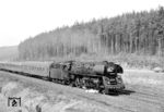 Da bereits Carl Bellingrodt diese Fotostelle für die Interzonenzüge bei Hönebach nutzte, war der erhöhte Standpunkt unter Eisenbahnfreunden auch als "Bello-Blick" bekannt. Hier befindet sich 01 0526 mit D 1099 (Frankfurt/M - Erfurt - Stralsund) auf dem Weg zurück nach Thüringen. (25.03.1973) <i>Foto: Dieter Kempf</i>