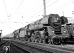 01 0532 und 01 529 warten vor D 197 (Mönchengladbach - Leipzig) auf den Abfahrauftrag, der planmäßig um 15.28 Uhr erfolgen soll. (25.03.1973) <i>Foto: Dieter Kempf</i>