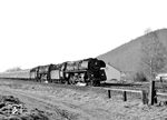 01 0532 + 01 0529 kommen mit D 197 (Mönchengladbach - Leipzig) bei Ronshausen angefahren.  (25.03.1973) <i>Foto: Dieter Kempf</i>
