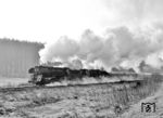 01 0528 mit 01 0501 mit D 197 nach Leipzig auf der Steigung zum Hönebacher Tunnel, der die Wasserscheide zwischen Werra und Fulda markiert. (20.04.1973) <i>Foto: Dieter Kempf</i>
