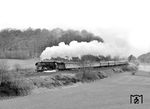 01 0529 (Bw Erfurt) legt sich mit D 1099 (Frankfurt/M - Stralsund) bei Hönebach in die Kurve. (20.04.1973) <i>Foto: Dieter Kempf</i>