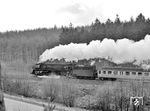 01 0529 mit D 1099 nach Stralsund im Ulfetal bei Hönebach. Im Vordergrund verläuft die Landstraße von Ronshausen nach Hönebach. (20.04.1973) <i>Foto: Dieter Kempf</i>