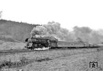 01 0528 mit D 199 nach Frankfurt/Oder auf dem Weg zum Grenzbahnhof Gerstungen bei Hönebach. (20.04.1973) <i>Foto: Dieter Kempf</i>