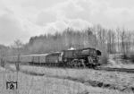 01 0533 rollt mit D 200 bei Hönebach talwärts nach Bebra. (20.04.1973) <i>Foto: Dieter Kempf</i>