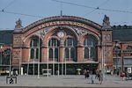 Mit täglich rund 120.000 Reisenden gehört Bremen Hbf zu den meist frequentierten Bahnhöfen der DB. Das von 1885 bis 1889 errichtete Gebäude am Bremer Bahnhofsplatz entwarf der Architekt Hubert Stier im Stil der Neorenaissance. Die Allegorien auf den Eckpfeilern sollen Industrie und Handel, in den Mauerbögen Eisenbahnverkehr und Schifffahrt symbolisieren. Über dem Hauptportal sind drei Reliefs zu sehen. Die beiden Türmchen tragen die Wappen der Städte Hamburg, Bremen, Hannover und Köln, die durch die Eisenbahn verbunden werden.  (09.1964) <i>Foto: R.F. Collins</i>