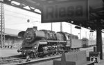 Die letzte Lok der Baureihe 58.30, die im Rahmen des sogenannten Rekonstruktionsprogramms aus Lokomotiven der Gattung G 12 entstand, im Bahnhof Riesa. 58 3056 wurde 1962 aus 58 412 (Hartmann, Baujahr 1920) rekonstruiert. Hier sieht man auch deutlich die Gegenkurbel an der letzten Kuppelachse und die damit verbundene Schwinge für die umgebaute Steuerung des Innenzylinders. (13.04.1976) <i>Foto: Joachim Bügel</i>