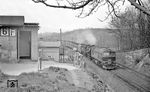DR 120 339 (Bw Dresden) mit 52 8072 (Bw Kamenz) mit dem Braunkohle-Ganzzug Gdg 52317 am Schrankenposten 6 nördlich von Weinböhla. (13.04.1976) <i>Foto: Joachim Bügel</i>