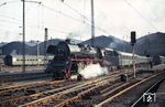 23 1105 vom Bw Dresden-Altstadt verlässt mit einem Schnellzug den Leipziger Hauptbahnhof. Hinter der Lok ist ein Wagen der PKP eingereiht. Rechts steht Robin Fell, der Fotograf des Bildes-Nr. 18587. (08.08.1967) <i>Foto: Michael Holden</i>