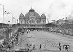 Pilsen ist die viertgrößte Stadt Tschechiens im Westen von Böhmen und vor allem wegen des Biers und der Skoda-Werke bekannt. Die wichtigste Eisenbahnverbindung durch den Hauptbahnhof (Plzen hlavni nadrazi) verläuft von Osten (Prag) nach Westen (Cheb/Nürnberg).  (06.06.1964) <i>Foto: Joachim Claus</i>