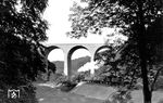 Eine preußische T 16¹ des Bw Ratingen West zuckelt mit einem Nahgüterzug in Richtung Wülfrath durch die Reichsautobahnbrücke im Angertal. Carl Bellingrodt gibt hier 94 397 an, was wiedereinmal nicht stimmen kann, da die Lok schon im Juli 1931 ausgemustert worden war. Zudem ging der Autobahnteilabschnitt mit der Brücke erst 1937 in Betrieb.  (06.1937) <i>Foto: DLA Darmstadt (Bellingrodt)</i>