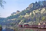 Unterhalb der Dornburger Schlösser begegnen sich die einzeln fahrende 132 614 (Bw Weißenfels) und 132 047 (Bw Halle G) mit einem Güterzug. (25.04.1983) <i>Foto: Wolfgang Bügel</i>