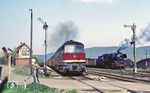In Porstendorf wartet 41 1182 die Überholung eines Güterzuges mit der Hallenser 132 506 ab. (25.04.1983) <i>Foto: Wolfgang Bügel</i>