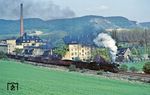 Nach Durchfahrt des D 503 durfte 41 1182 mit Dg 50629 endlich auch weiterfahren und befindet sich hier an der alten Kartonagenfabrik in der Südausfahrt von Porstendorf. (25.04.1983) <i>Foto: Wolfgang Bügel</i>