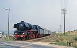 03 1010 passiert mit einem Sonderzug britischer Eisenbahnfreunde den Bahnübergang an der Fernstraße 86 östlich von Sangerhausen. (27.08.1983) <i>Foto: Wolfgang Bügel</i>