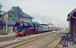 Im Bahnhof Berga-Kelbra befindet sich 03 1010 auf dem Weg nach Nordhausen. Der Bahnhof selbst befindet sich auf dem Gebiet der Gemeinde Berga. Er liegt an der Bahnstrecke Halle (Saale)—Nordhausen, die von der Magdeburg-Leipziger Eisenbahn-Gesellschaft 1866 eröffnet wurde. Allerdings wurde die Station erst 1877 eingerichtet. Von 1890 bis 2011 war er Ausgangspunkt für die Stichstrecke nach Stolberg (Harz) und von 1916 bis 1966 außerdem für die Kyffhäuser Kleinbahn über Kelbra, Sittendorf, Tilleda und Hackpfüffel nach Artern. (27.08.1983) <i>Foto: Wolfgang Bügel</i>