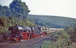 Scheinbar mühelos ziehen 03 1010 und 18 201 den Sonderzug über die Riestedter Rampe zwischen Sangerhausen und Blankenheim (Kr Sangerhausen). (27.08.1983) <i>Foto: Wolfgang Bügel</i>