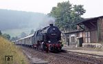 Am nächsten Tag befand sich der Sonderzug in Südthüringen. Diesmal war 95 1027 Zuglok, hier bei der Durchfahrt im Haltepunkt Lippelsdorf zwischen Probstzella und Ernstthal am Rennsteig. (28.08.1983) <i>Foto: Wolfgang Bügel</i>