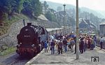Der Sonderzug mit 95 1027 im Bahnhof Lauscha. Und wer sich jetzt wundert, dass sich niemand für die Lok interessiert - des Rätsels Lösung kommt im nächsten Bild. (28.08.1983) <i>Foto: Wolfgang Bügel</i>