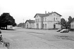 Der Eschweiler Talbahnhof war ein Bahnhof an der Indetalbahn in der südlichen Innenstadt von Eschweiler. Er wurde 1873 als Bahnhof Eschweiler BME eröffnet und 1983 für den Personenverkehr stillgelegt, Ende der 1980er Jahre auch im Güterverkehr. 2004 erfolgte die Wiedereröffnung als Haltepunkt Eschweiler Talbahnhof/Raiffeisenplatz. 2009 wurde er erneut zum Bahnhof mit Kreuzungsmöglichkeit umgebaut. Im Empfangsgebäude des ehemaligen Talbahnhofs befindet sich heute ein Kulturzentrum. (22.06.1958) <i>Foto: Gerd Wolff</i>