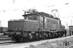E 94 110 wurde am 07.10.1943 an die RBD Breslau geliefert. 1945 wurde sie als Reparationsleistung nach Workuta in die UdSSR abgefahren. Im August 1952 kehrte sie völlig ausgeschlachtet in die DDR zurück und es verging noch ein Jahr bis sie am 26.03.1959 dem Bw Leipzig-Wahren wieder betriebsfähig übergeben werden konnte. Hier wurde die Lok in ihrer mittlerweile neuen Dienststelle Halle P angetroffen. (05.1968) <i>Foto: Manfred Elster</i>