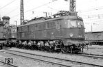 E 18 19 kam im Dezember 1966 von Leipzig West zum Bw Halle P. Dort bespannte sie Schnell- und Personenzüge u.a. nach Leipzig und Magdeburg. Gleichzeitig konnte die VES(M) Halle über die Lok für ihre Versuchsfahrten verfügen. Ab 1967 beschäftigte sich die VES(M) Halle mit den technischen Änderungen an der E 18, um sie gefahrlos auf eine Höchstgeschwindigkeit von 180 km/h zu bringen. So wurde u.a. die Getriebeübersetzung von 95:34 auf 89:41 geändert und neue Großradkörper sowie neue Hohlwellen eingebaut. Auch die Radsterne und die Achswellen wurden erneuert. Die Bremseinrichtung wurde zwar verstärkt, aus Kostengründen aber nicht auf Magnetschienenbremsen umgebaut. Anfang 1969 kam sie ins RAW Dessau, wo die Umbauten vorgenommen wurden. Am 31. Mai 1969 wurde sie dann in umgebautem Zustand der Versuchsanstalt Halle übergeben. (05.1968) <i>Foto: Manfred Elster</i>