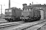 Möglicherweise stehen sich hier Vorgänger- und Nachfolgeversion der Reichsbahn gegenüber. E 44 124 verkörperte ein als Universallok konzipiertes Fahrzeug, bei der erstmals auf Vorlaufachsen und Stangenantrieb verzichtet wurde und der viele Jahre erfolgreiche Tatzlager-Antrieb etabliert wurde. Sie wurde im April 1942 dem Bw Saalfeld zugeteilt und war bis 1988 im Einsatz. Die Baureihe E 42 wurde ebenfalls als Universallok für den Personen- und Güterzugdienst konzipiert. Zwischen 1962 und 1976 wurden insgesamt 292 Exemplare gebaut, die letzte 242 bei der DB wurde 1999 abgestellt. (05.1968) <i>Foto: Manfred Elster</i>