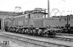 E 94 040 kam am 03.09.1942 fabrikneu zum Bw Regensburg. Nach einem Einsatz beim Bw Salzburg kam sie noch im März 1945 nach Thüringen zum Bw Probstzella. 1946 wurde auch sie als Reparationslok in die Sowjetunion abgefahren und kehrte 1952 zurück. Nach einem 6 (!) Jahre dauernden Aufenthalt im RAW Dessau vom 20.08.1952 bis 25.03.1958 kam sie zum Bw Bitterfeld. Von 1960 bis 1977 war sie beim Bw Halle P (Foto) beheimatet und wurde am 30.01.1992 beim Bw Engelsdorf ausgemustert. (05.1968) <i>Foto: Manfred Elster</i>