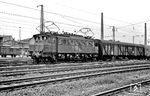 E 04 10 (Bw Leipzig Hbf West) mit einem Schnellzug in Halle/Saale. (05.1968) <i>Foto: Manfred Elster</i>