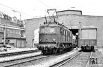 Neben E 18 19 war auch E 18 31 (AEG, Baujahr 1937) zeitweise für die VES-M Halle tätig, da seit Mitte der 1960er Jahre auch die DR plante, elektrisch Schnellfahrten mit bis zu 180 km/h durchzuführen. Bislang waren die beiden Dampfloks 18 201 (175 km/h) und 18 314 (150 km/h) die schnellsten Loks der DR, doch die zunehmende Elektrifizierung machte den Einsatz elektrischer Schnellversuchsfahrten immer wichtiger und auch die exportorientiere Waggonindustrie der DDR verlangte Testmöglichkeiten im Hochgeschwindigkeitsbereich für ihre Reisezugwagen. Neben E 18 19 sollte allerdings zunächst die wiederaufgebaute E 18 40 zum Einsatz kommen. Bei einer Probefahrt am 29. August 1969 verunglückte die Lok und wurde ausgemustert. Anfang 1970 kam die E 18 31 dann zum Umbau auf 180 km/h ins RAW. Dabei bekam sie viele Teile der verunglückten E 18 40 eingebaut. Am 26. Juni 1970 verließ die umgebaute E 18 31 das RAW Dessau. Heute gehört sie zur BSW-Gruppe Traditionsgemeinschaft Bw Halle P in Halle an der Saale. (05.1968) <i>Foto: Manfred Elster</i>