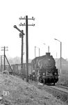 58 1758 passiert mit Gdg 56367 das Einfahrsignal von Grünstädtel. (19.04.1976) <i>Foto: Joachim Bügel</i>