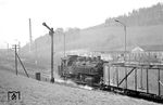 Schiebelok 86 1725 am Gdg 56367 mit Zuglok 58 1758 fährt am Einfahrsignal von Grünstädtel vorbei. (19.04.1976) <i>Foto: Joachim Bügel</i>